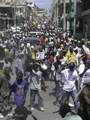 아이티, 아리스티드 귀환을 요구하는 시위대