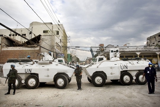 2010년 1월 19일 포르토프랭스 주둔 유엔군  기관총으로 중무장한 장갑차를 앞세우며 ‘구호활동’을 한다고 우기는 유엔군 